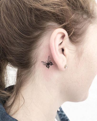 tatuaje pequena mariposa oreja