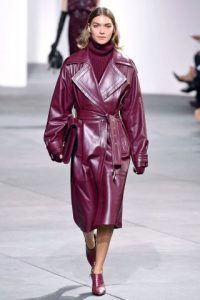 trench de cuero morado