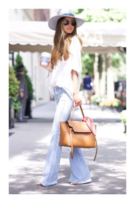 jeans y blusa boho para ir al trabajo en verano