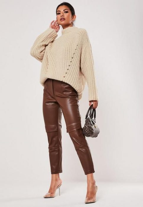 pantalon marron con colores claros
