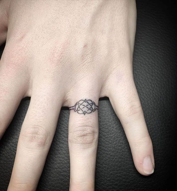 tatuaje anillo tribal