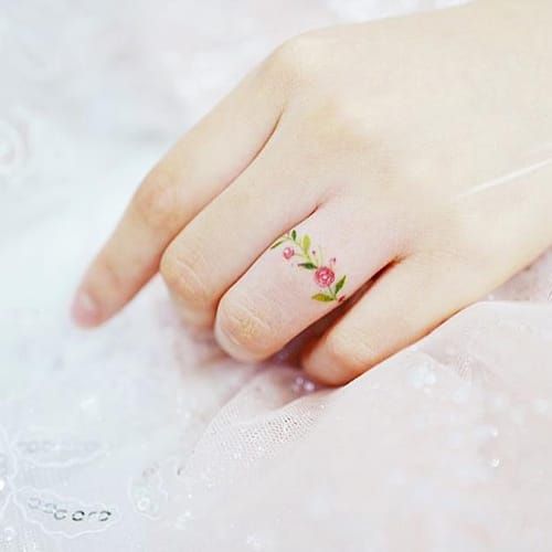 tatuaje floral anillo