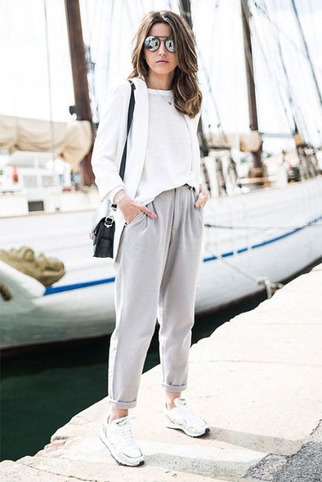 pantalon gris con blanco