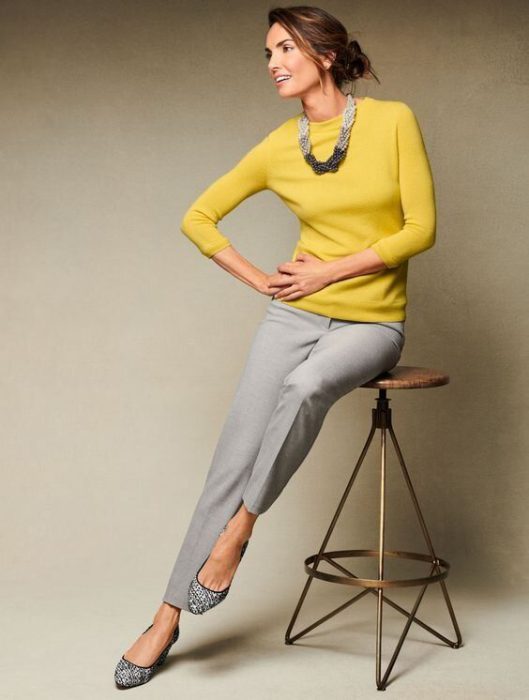 pantalon gris con sweater amarillo