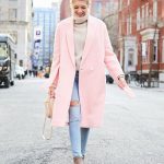 polera cartera y botas beige con saco rosa 1