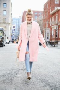 polera cartera y botas beige con saco rosa 1
