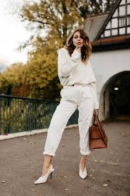 Outfit blanco con jeans mom