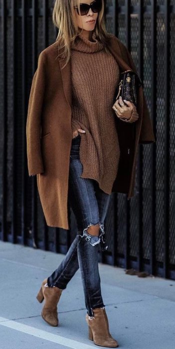 jeans botas marrones y abrigo