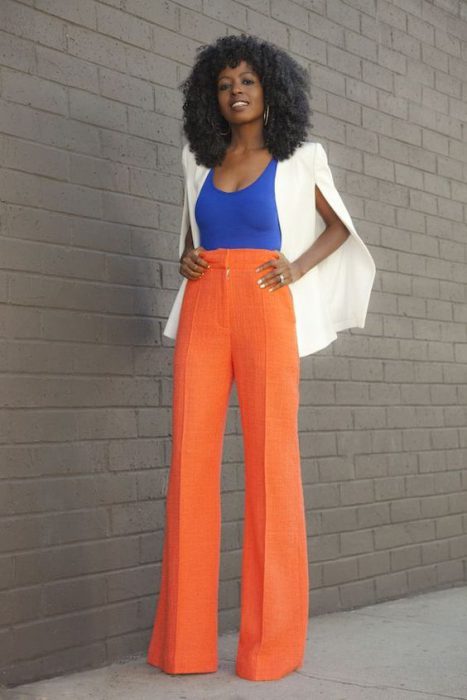 bosy azul francia y pantalon naranja