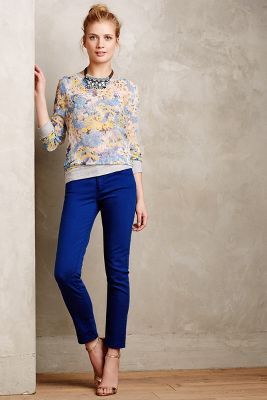 jeans azul electrico y sweater