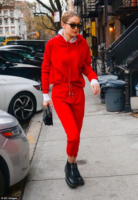 outfit informal con pantalon rojo