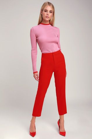 pantalon rojo con remera rosa