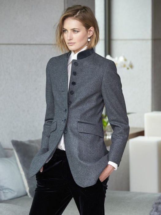 blazer gris con pantalon gamuzado negro