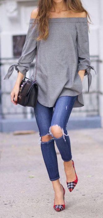 blusa gris con jeans