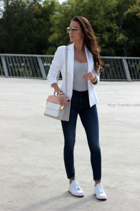 chupin y blazer blanco look