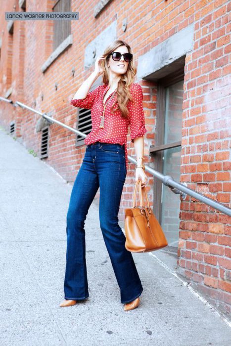jeans oscuro con camisa roja