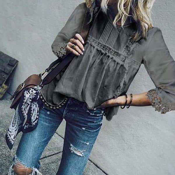 outfit con blusa gris oscuro y jeans rotos