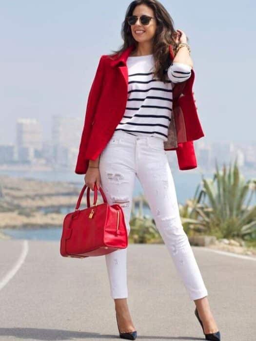 outfit jeans blanco con blazer rojo