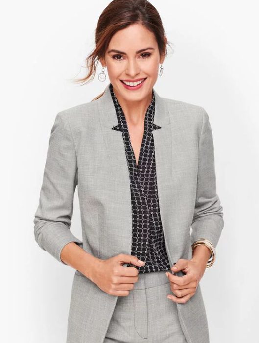 vlazer gris con blusa negr4aq