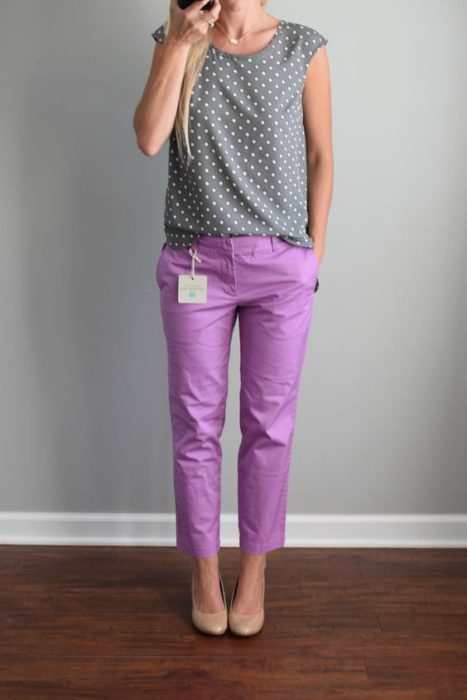 pantalon lila con blusa gris