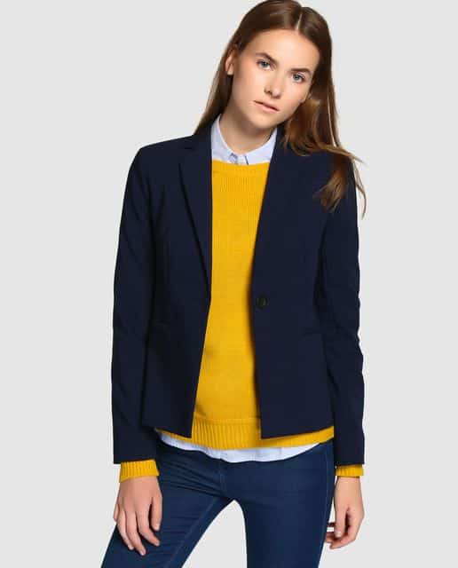 blazer azul y sweater amarillo