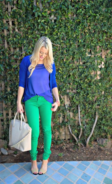 blusa azul electreico con chupin verde