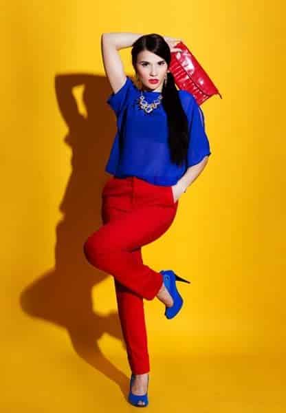 blusa azul electrico con pantalon rojo