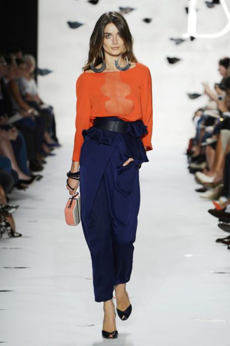 blusa naranja pantalon de vestir azul