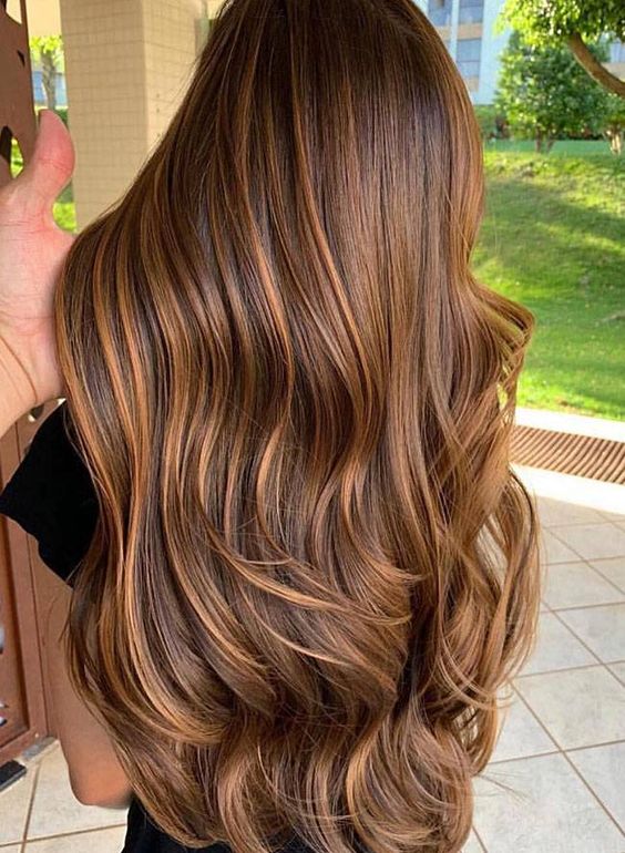 Ideas para cabellos castaños con reflejos 2026 - Muy Trendy