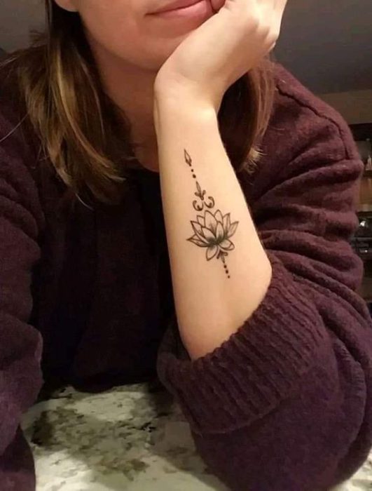 tatoo flor de loto brazo 2