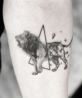 tatoo leon rugiendo