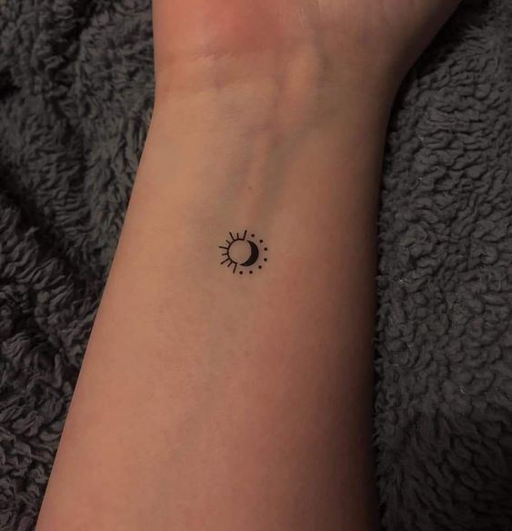 tatoo pequeno de sol y luna