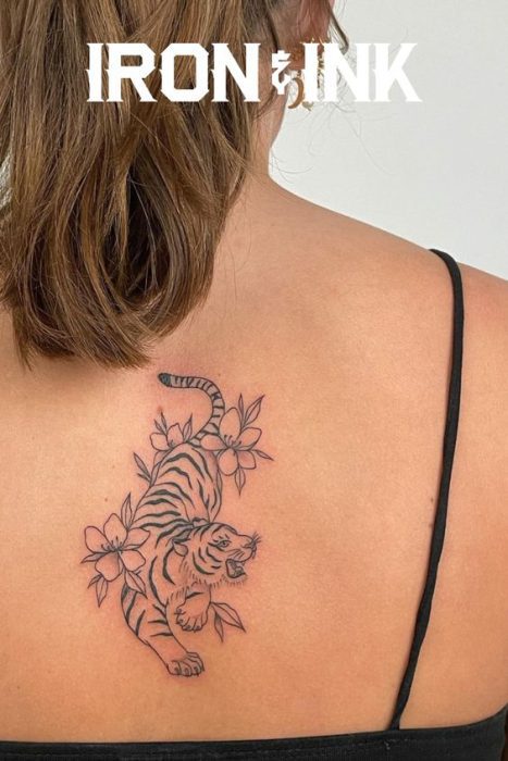 tatoo tigre rugiente flores