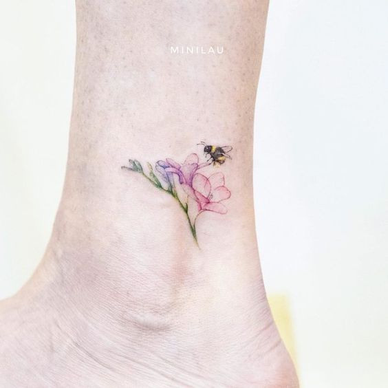 tatuaje abeja con flor
