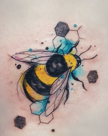 tatuaje abeja en panal