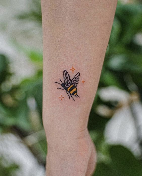 tatuaje abeja pequena