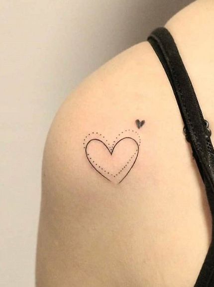 tatuaje corazones minimalista