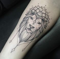 tatuaje de leon simple con coraona