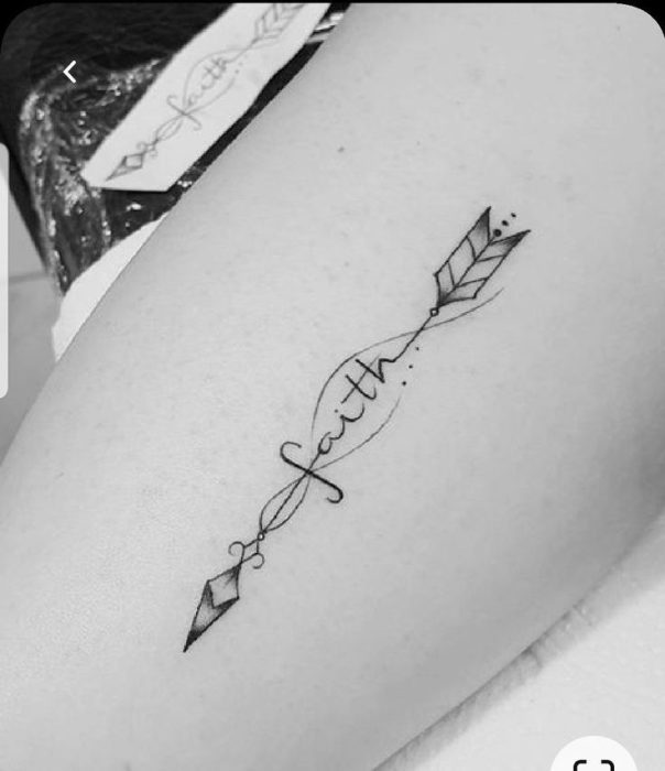 tatuaje flecha con nombre