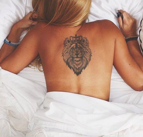 tatuaje leon corona espalda