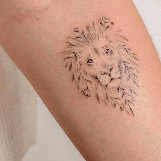 tatuaje leon pequeno mujer