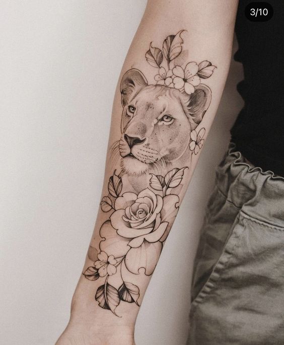 tatuaje leona y flores