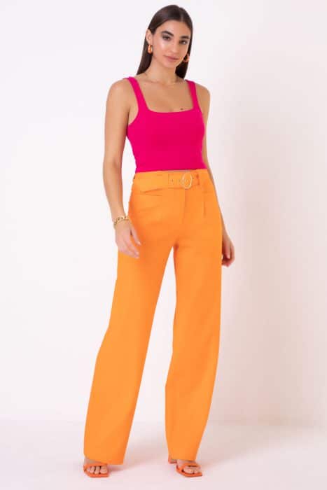 top fucsia con pantalon naranja