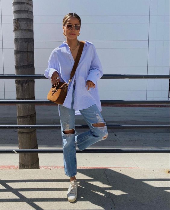 camisa oversize con jeans rotos