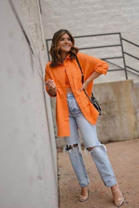 camisa oversize naranja conm jeans
