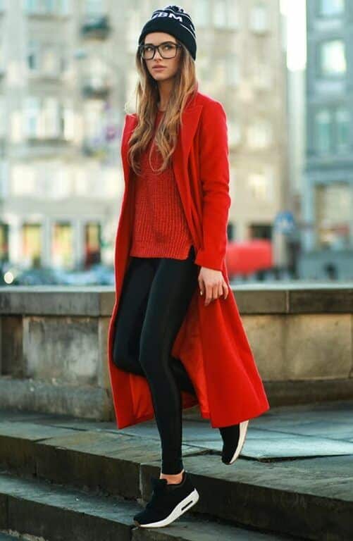 pantalon engomado negro con sweater rojo