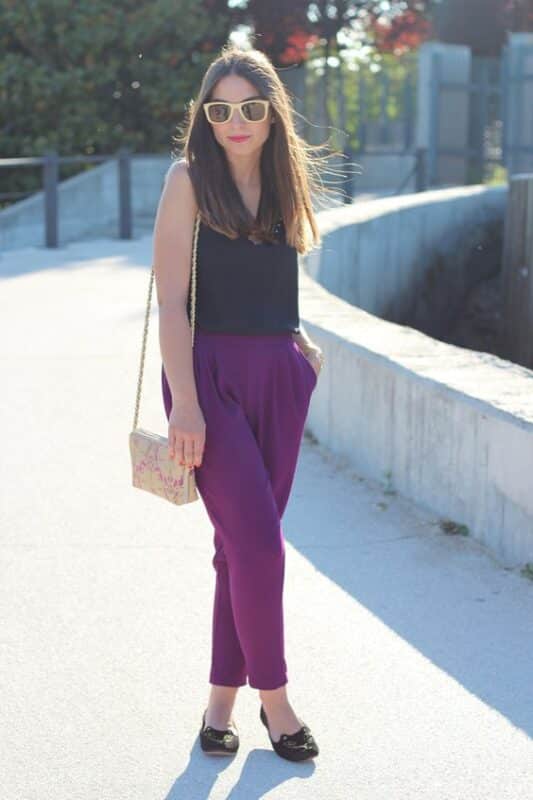 pantalon purpura con blusa negra