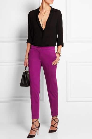 pantalon purpura con camisa negra