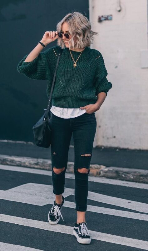 sweater verde jeans y zapatillas