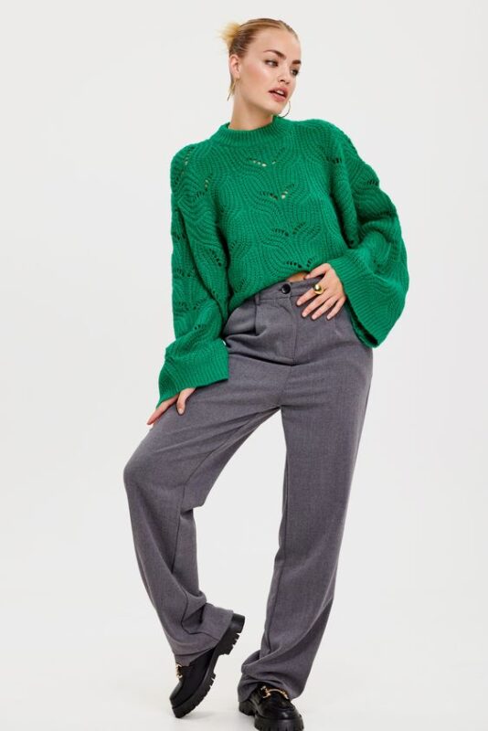 sweater verde y pantalon gris
